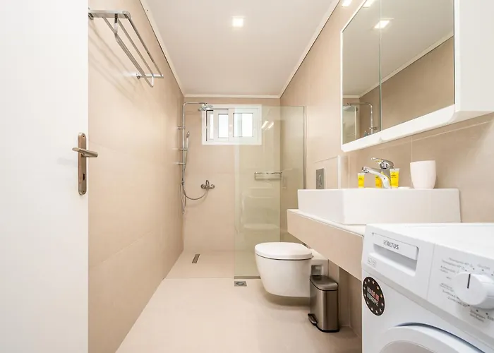 Modern In The Heart Of 코스 타운